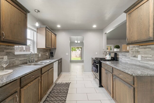 Building Photo - Beautiful 3 bed 2.5 bath home available fo...