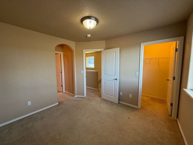 Building Photo - g434