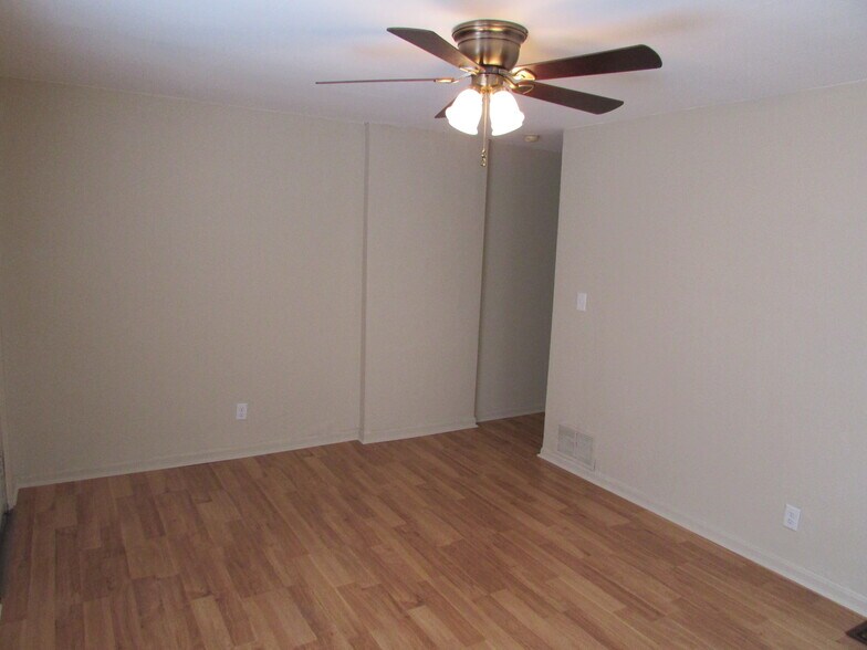 Building Photo - 2276 Hiawatha Park Dr