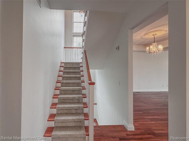 Building Photo - 5742 Putnam Dr