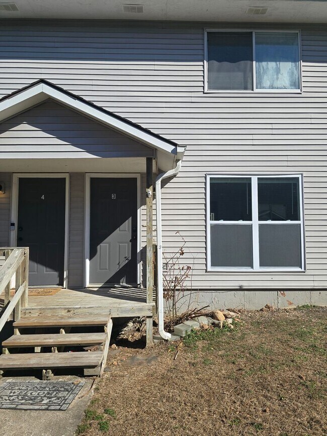 Building Photo - 2 Bedroom 1.5 Bath Townhouse Apt in Osage Beach!