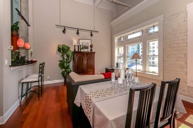 Building Photo - Beautiful Downtown Condo in Tacoma