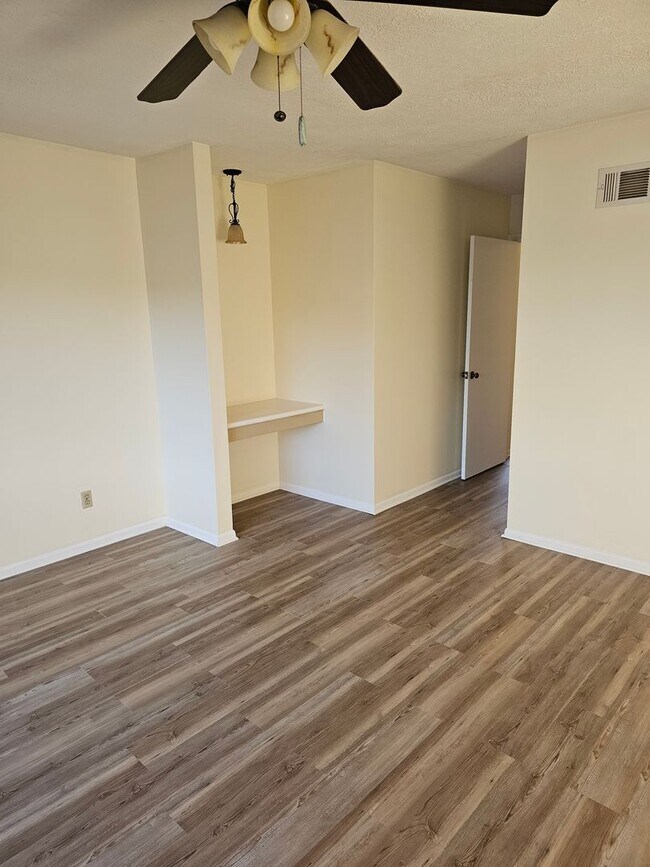 Building Photo - Townhome