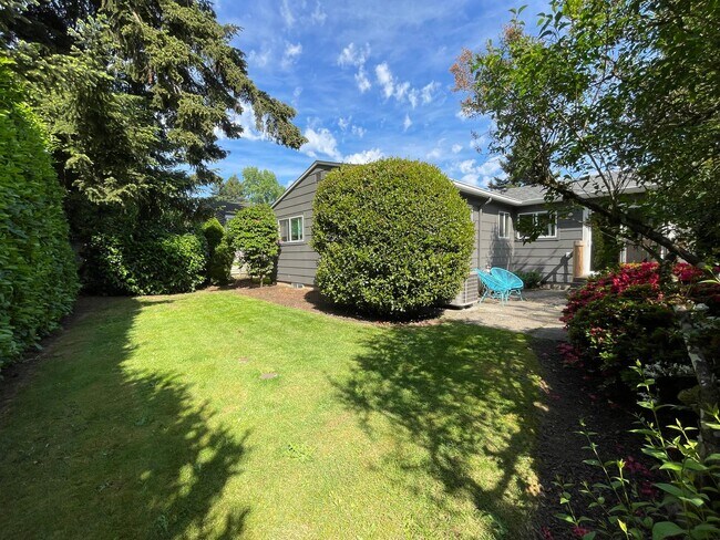 Building Photo - Stunning Eastmoreland Mid-Century Modern w/ Private Yard, A/C