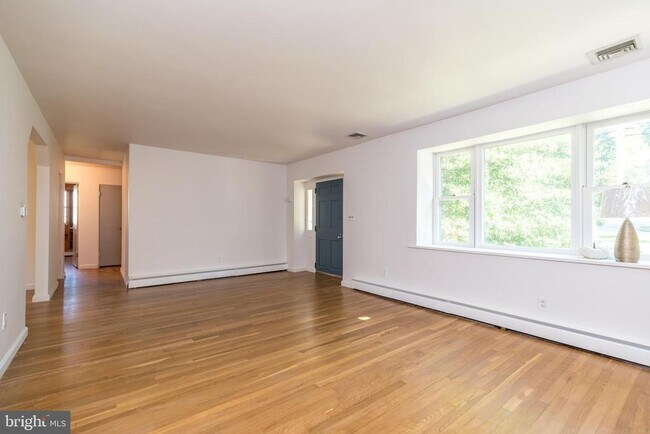 Building Photo - 932 Croton Rd