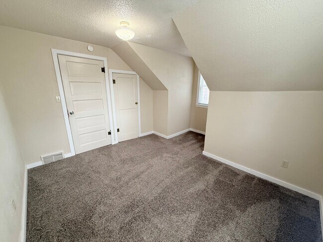 Building Photo - 5BR Home with Fenced Backyard, Firepit & Bonus Space