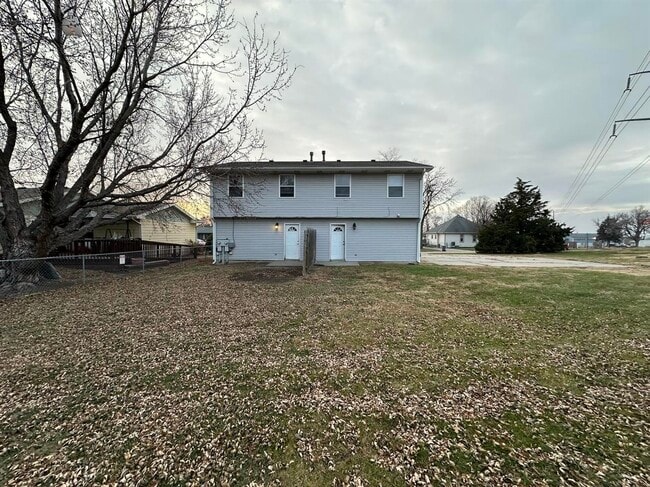 Building Photo - 926 W Belmont-