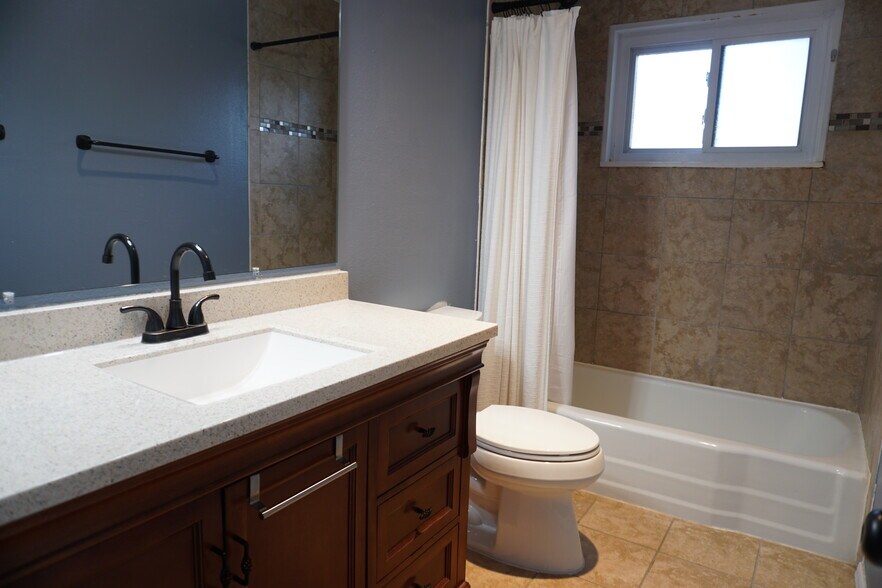 Building Photo - 10108 Chapala Ct NE