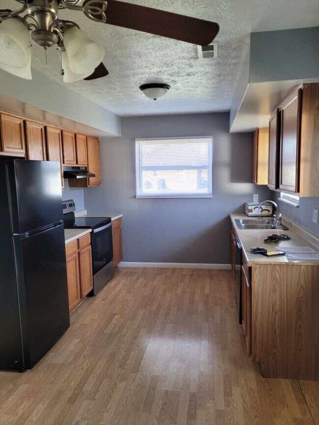 Building Photo - 7092-7094 N Manor Dr