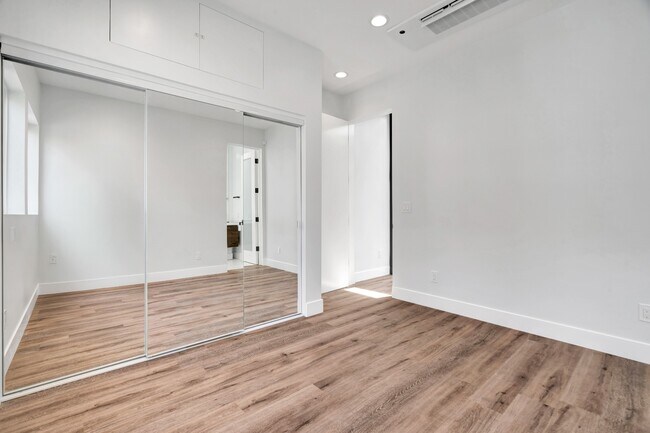 Building Photo - Elegant 2BR / 2BA in Prime North Hollywood