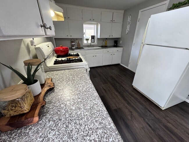 Building Photo - 2 bed, 1 bath home for rent in Waterloo