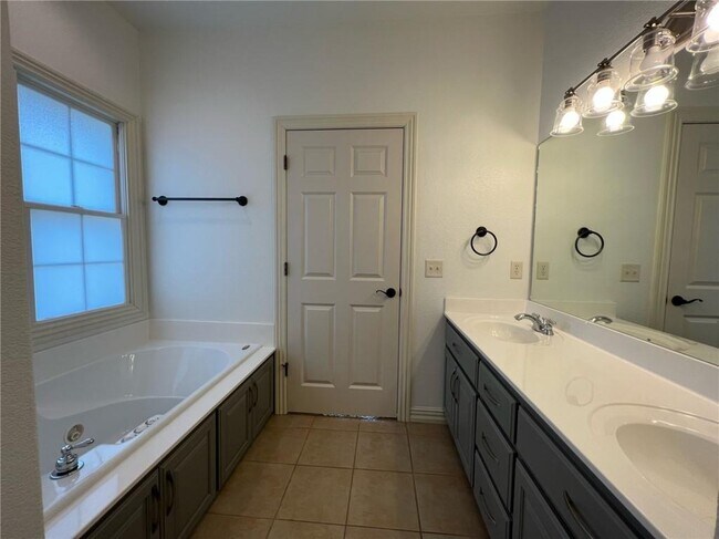 Building Photo - 1004 NE Carnahan Ct
