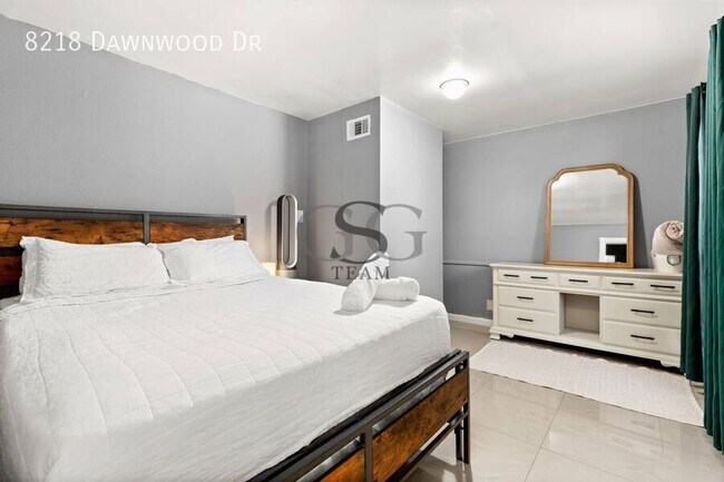 Building Photo - 8218 Dawnwood Dr