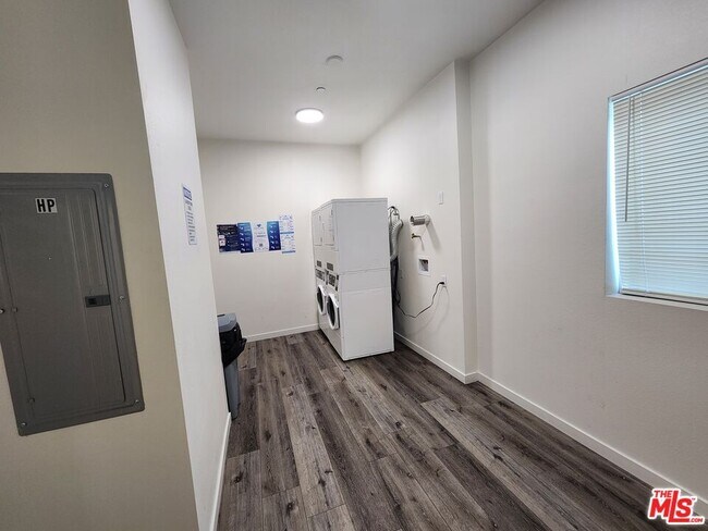 Building Photo - 1120 E 25th St