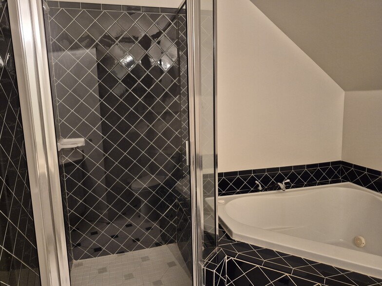 Building Photo - 584 Seminole Ave NE