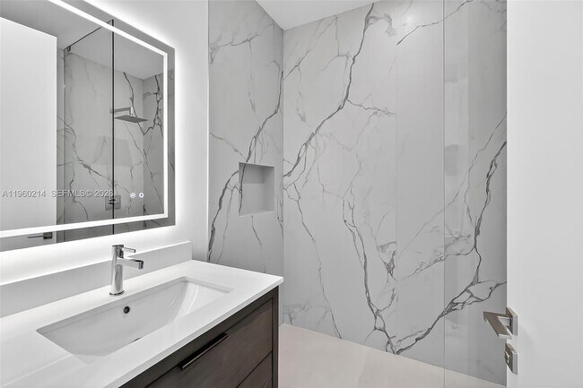 Building Photo - 620 Solar Isle Dr