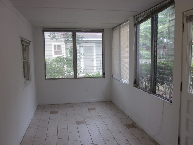Building Photo - 2 Bed/1 Bath Duplex Close to Campus on NW ...