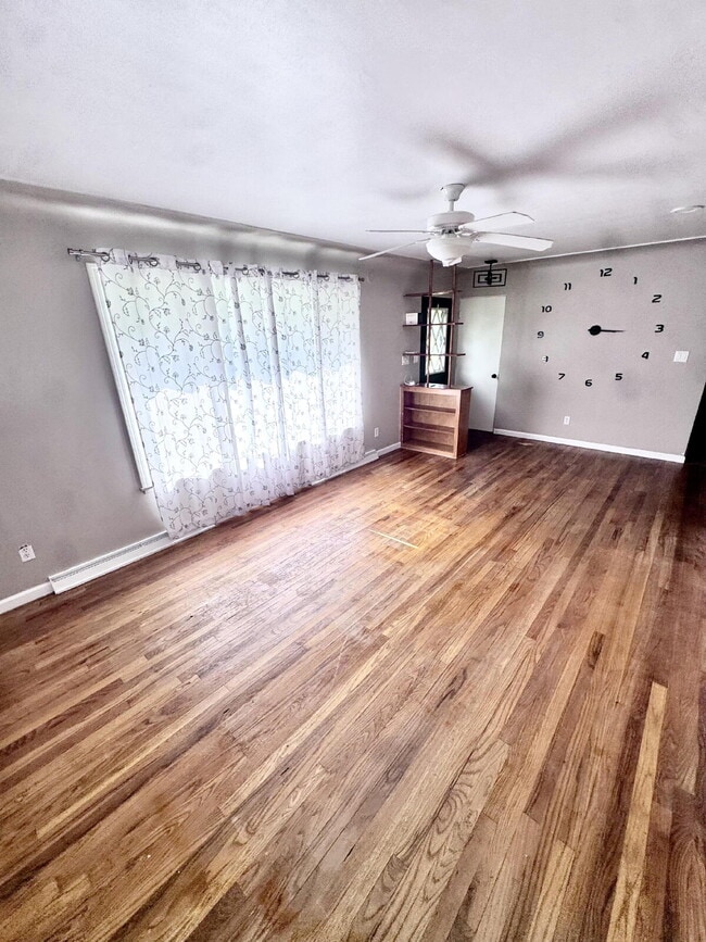 Building Photo - 3 bed, 2 bath Renovated Home!