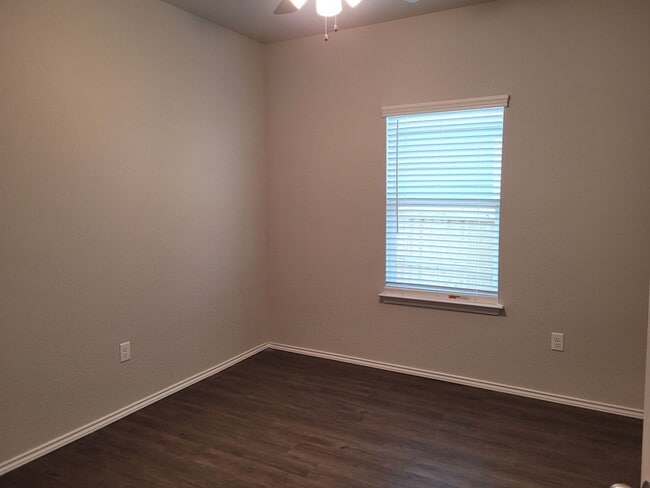 Building Photo - Luxury Duplex 3/2 in Seguin
