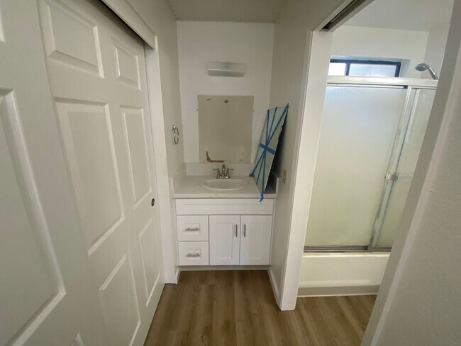 Building Photo - Remodeled 2 Bedroom Apartment - La Tierra Garden Apartements