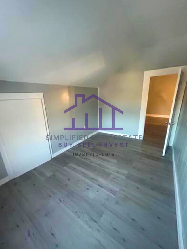 Building Photo - 418 River St