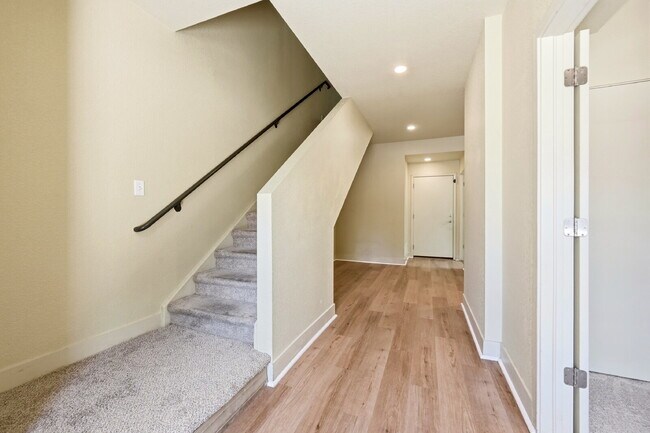 Building Photo - $2,595.95- 3 Bed, 3 Bath Townhome in Aurora with Central AC and In Unit Laundry!