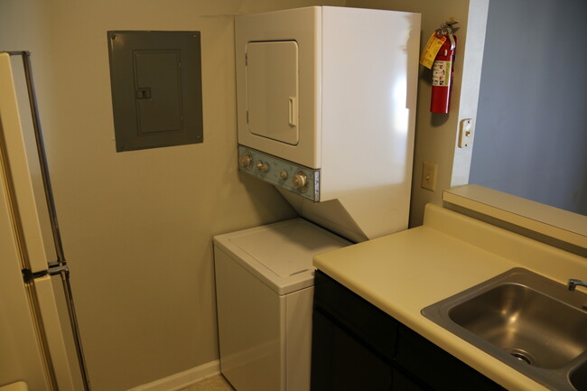 Building Photo - Fall 2025 Awesome 1 Bedroom Condo Near AU ...