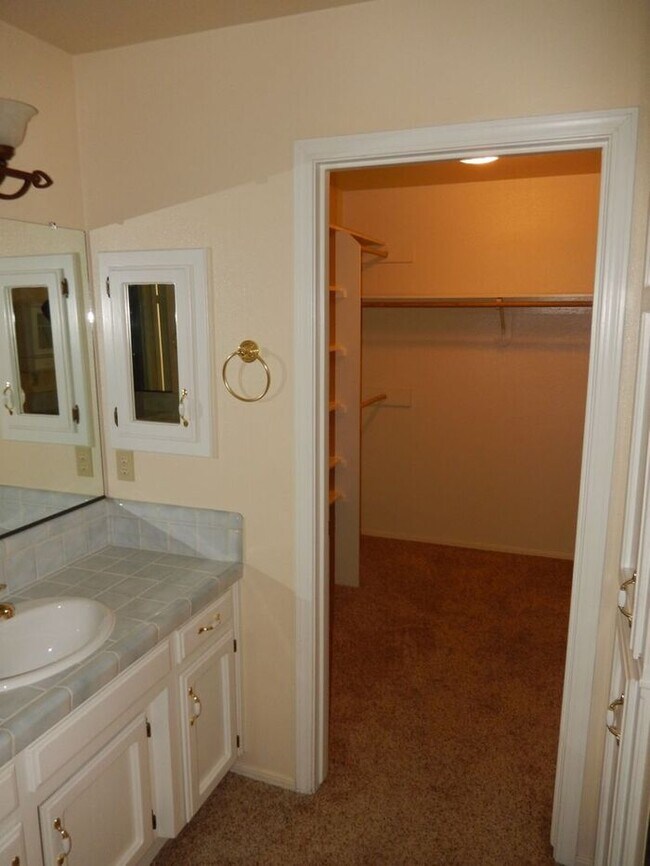 Building Photo - 147 Searidge Ct