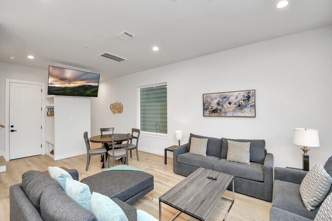 Building Photo - 6115 Campos Dr