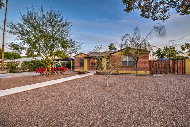 Building Photo - 2 Bd 2 Ba + Guest House with Fully Furnish...