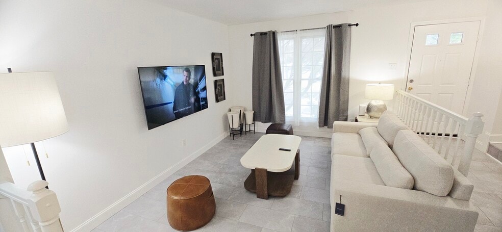 Building Photo - 8 Highlands Ct