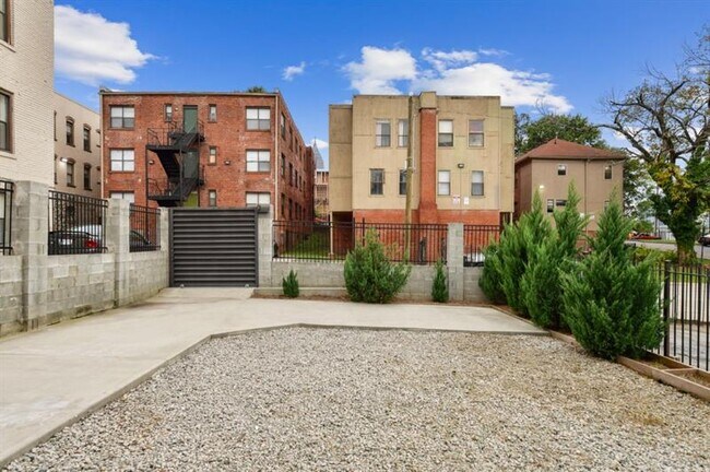 Building Photo - 632 Boulevard NE