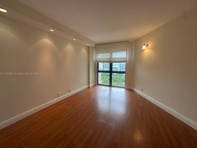 Building Photo - 1121 Crandon Blvd