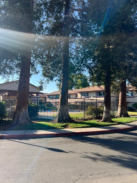 Building Photo - 1520 Parkwood Pl