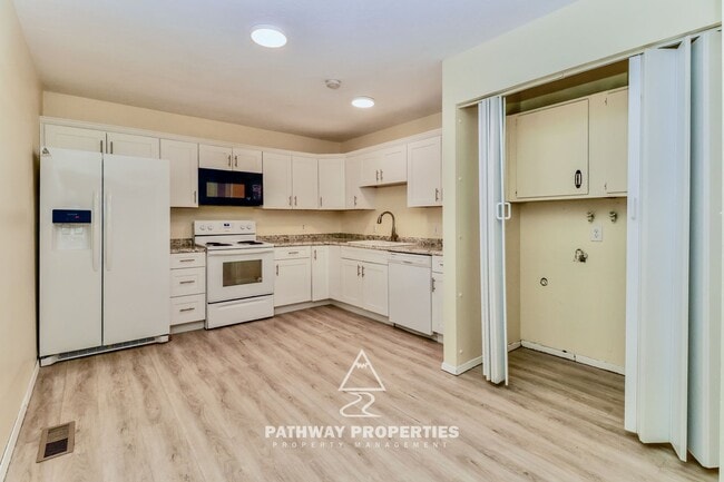 Building Photo - 3183-3183 S Harlingen Cir