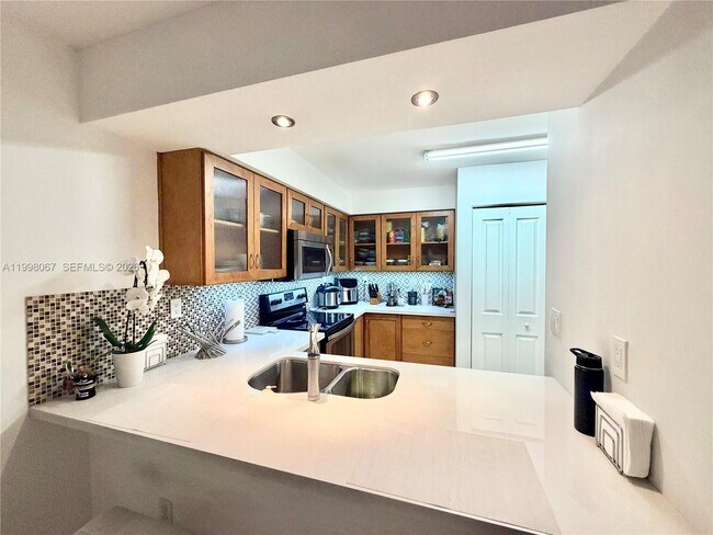 Building Photo - 15405 N Miami Lakeway