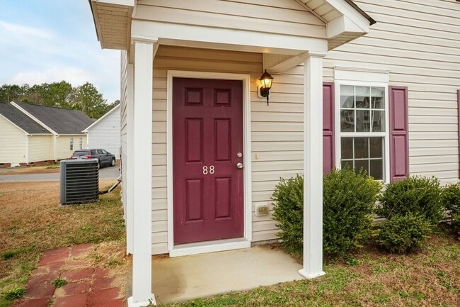 Building Photo - Move In Ready Lillington Home!
