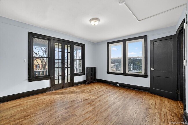 Building Photo - 364 Ashford Ave