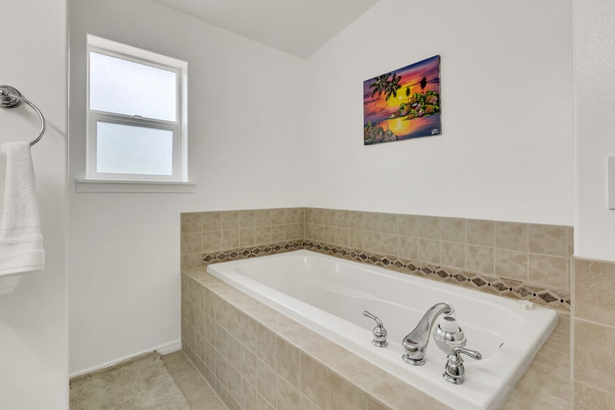 Huge bath tub - 1102 9th Ave