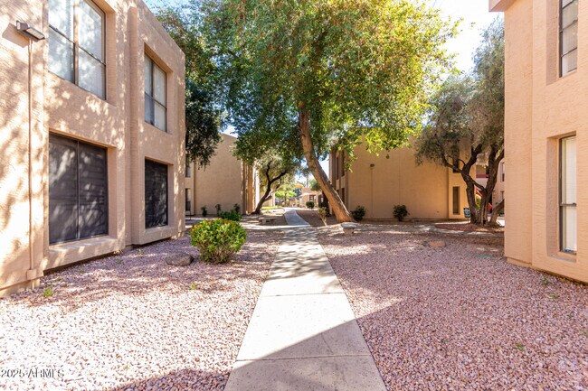 Building Photo - 3131 W Cochise Dr