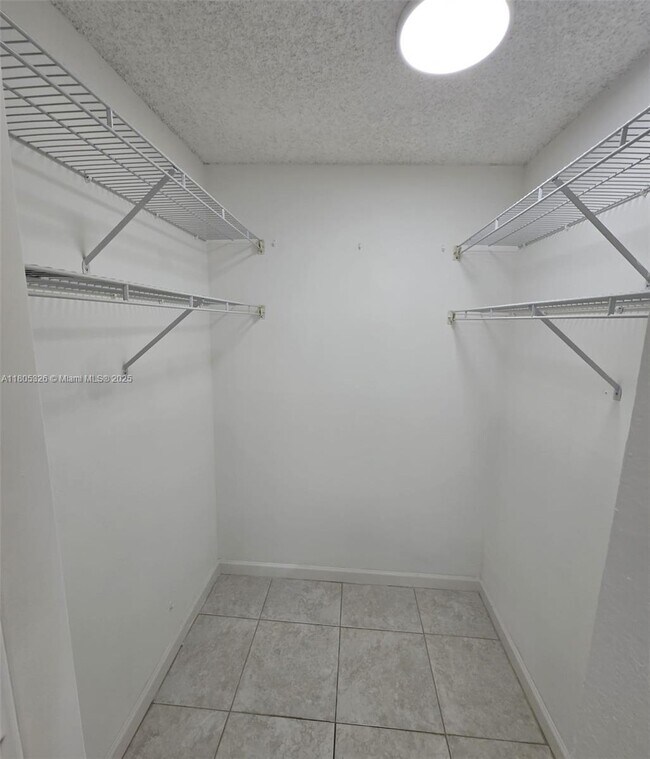 Building Photo - 2771 Taft St