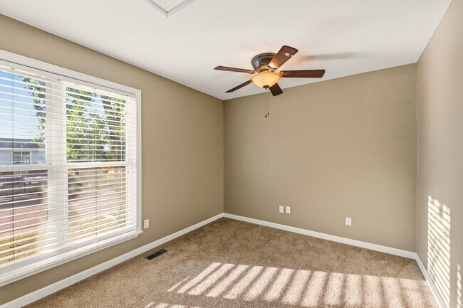 Building Photo - PRICE DROP! 3 Bedroom 2 Bathroom House Wit...