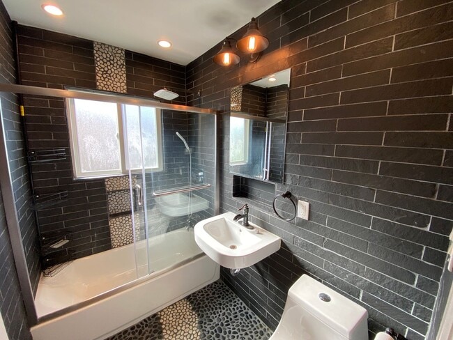 Building Photo - REDWOOD CITY - Beautifully Updated 3BR/2BA