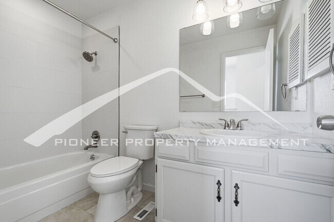 Building Photo - Charming Home with Central AC & Washer/Dryer