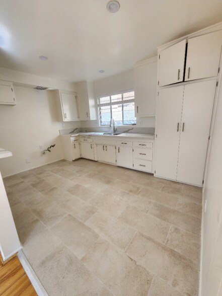 Building Photo - 17620 Burbank Blvd