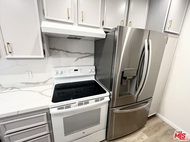 Building Photo - 1750 Camino Palmero St