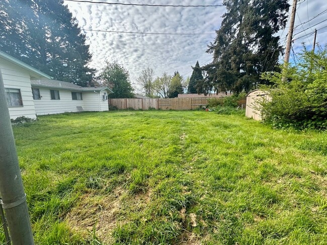 Building Photo - 3 bedroom, single level, 3-car garage spac...