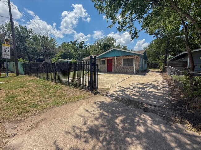 Building Photo - 1412 Vargas Rd