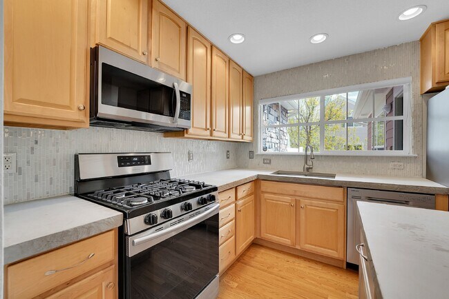 Building Photo - $2,925.00 - 3-bed, 3.5 bath Townhome with Finished Basement and Fireplace in Broomfield!