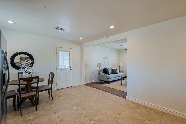 Building Photo - Scottsdale Home that has everything you need!